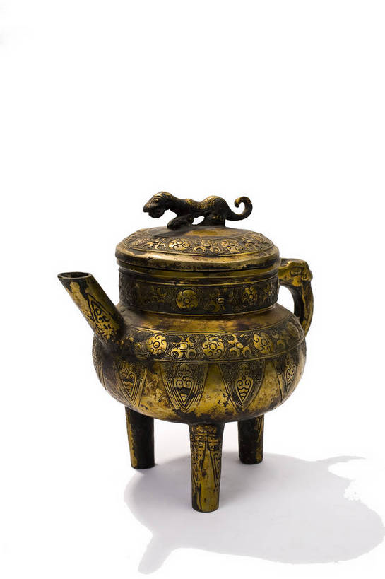 竖图,彩色,静物,金属制品,中国,金属,雕刻,壶,图片,文化遗产,艺术品,历史,文物,装饰品,古代,一个,摄影,单个,古董,中国文化,东亚,青铜,青铜器,古远,古代文明,美术工艺,影棚拍摄,传统文化,青铜制品,商兽面纹壶,bj174