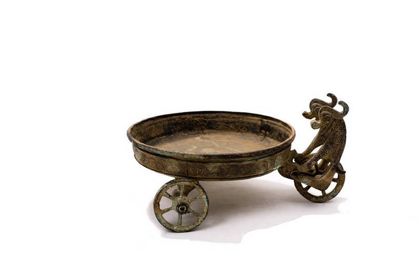 横图,彩色,静物,金属制品,中国,金属,雕刻,盘,图片,文化遗产,艺术品,历史,文物,装饰品,古代,一个,摄影,单个,古董,中国文化,东亚,青铜,青铜器,古远,古代文明,美术工艺,影棚拍摄,传统文化,青铜制品,双兽三轮盘,bj174