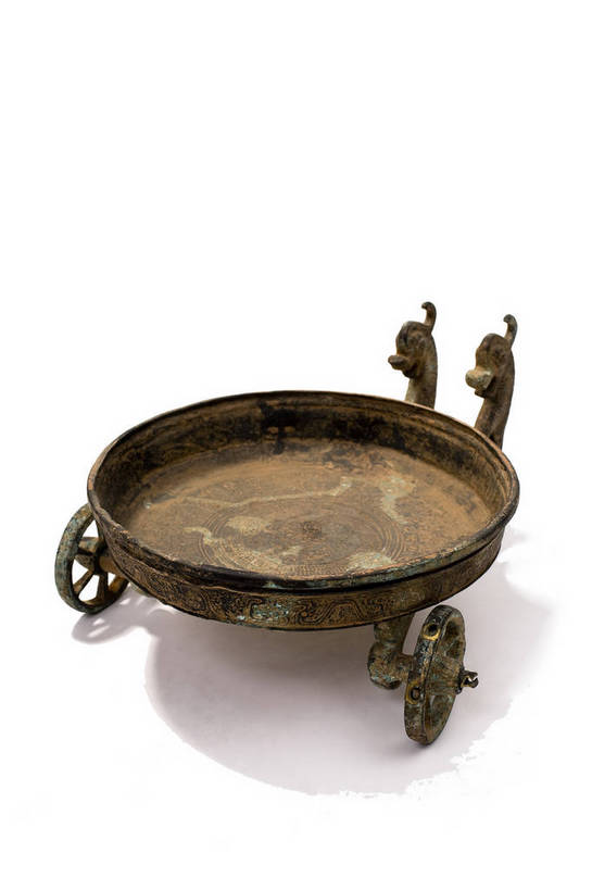竖图,彩色,静物,金属制品,中国,金属,雕刻,盘,图片,文化遗产,艺术品,历史,文物,装饰品,古代,一个,摄影,单个,古董,中国文化,东亚,青铜,青铜器,古远,古代文明,美术工艺,影棚拍摄,传统文化,青铜制品,双兽三轮盘,bj174