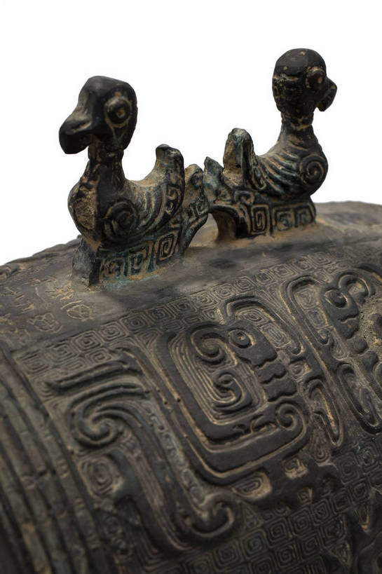 竖图,彩色,静物,金属制品,中国,金属,雕刻,图片,文化遗产,鼓,艺术品,历史,文物,装饰品,古代,一个,摄影,单个,古董,中国文化,东亚,青铜,青铜器,古远,古代文明,美术工艺,影棚拍摄,传统文化,青铜制品,双鸟鼍鼓,商神人纹双鸟鼓,神人纹双鸟鼓,bj174