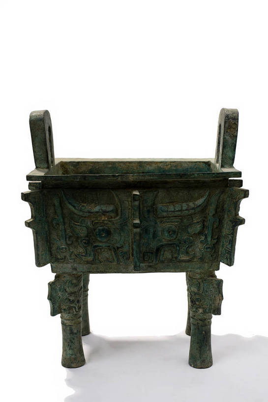 竖图,彩色,静物,中国,雕刻,图片,文化遗产,艺术品,历史,文物,装饰品,古代,一个,摄影,单个,古董,鼎,中国文化,用具,器具,铜器,东亚,缶,青铜器,古远,古代文明,美术工艺,影棚拍摄,青铜炊器,青铜鼎,传统文化,商小臣缶方鼎,bj174