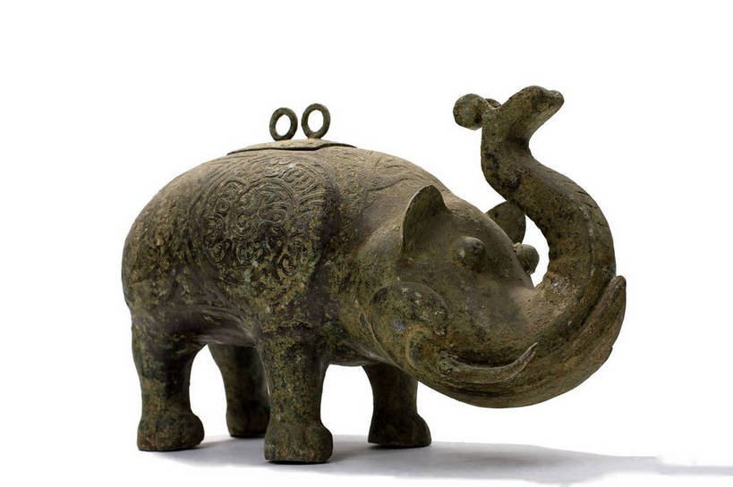 横图,彩色,静物,杯子,金属制品,中国,花纹,纹路,金属,雕刻,图片,纹理,文化遗产,艺术品,历史,文物,装饰品,古代,一个,酒杯,摄影,单个,古董,中国文化,斑纹,樽,东亚,肌理,青铜,青铜器,古远,古代文明,美术工艺,影棚拍摄,传统文化,青铜制品,铜象尊,象尊,酒樽,鸟纹,bj174