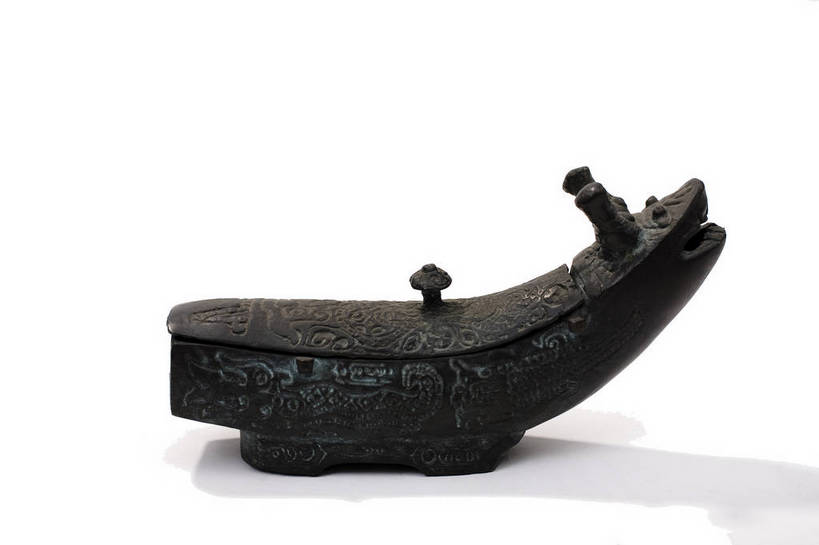 横图,彩色,静物,杯子,金属制品,中国,金属,雕刻,图片,文化遗产,艺术品,历史,文物,装饰品,古代,一个,酒杯,摄影,单个,古董,中国文化,东亚,青铜,青铜器,古远,古代文明,美术工艺,影棚拍摄,传统文化,青铜制品,觥,龙纹觥,bj174