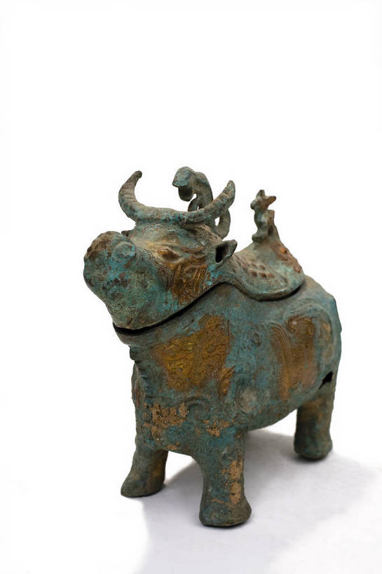 竖图,彩色,静物,杯子,金属制品,中国,金属,雕刻,图片,文化遗产,艺术品,历史,文物,装饰品,古代,一个,酒杯,摄影,单个,古董,中国文化,樽,东亚,青铜,青铜器,古远,古代文明,美术工艺,影棚拍摄,传统文化,青铜制品,错金银云纹青铜犀尊,酒樽,错金银云纹铜犀尊,错金银云纹犀尊,青铜奇葩错金银云纹铜犀尊,青铜犀尊,bj174