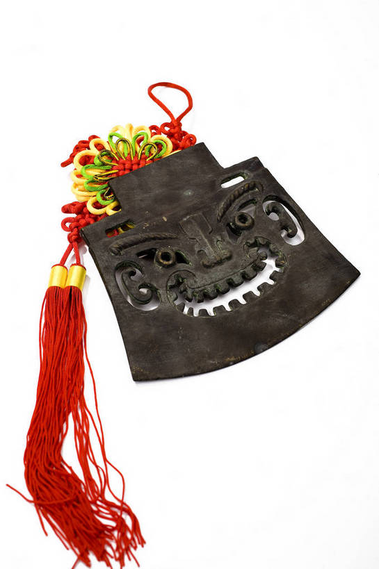 竖图,彩色,竞争,静物,金属制品,中国,对抗,冲突,金属,雕刻,工具,图片,文化遗产,艺术品,历史,破坏,文物,装饰品,古代,一个,武器,战争,摄影,单个,古董,损坏,攻击,威胁,对立,矛盾,中国文化,兵器,斧头,防御,东亚,青铜,敌对,挫败,斗争,抗拒,抗衡,杀伤,威慑,斧子,青铜器,古远,古代文明,美术工艺,危险,影棚拍摄,传统文化,青铜制品,斧,酗亚钺,戉,钺,bj174