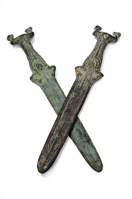 竖图,彩色,静物,中国,雕刻,图片,文化遗产,艺术品,历史,文物,装饰品,古代,两个,摄影,古董,剑,中国文化,宝剑,东亚,青铜器,古远,古代文明,美术工艺,影棚拍摄,传统文化,bj174