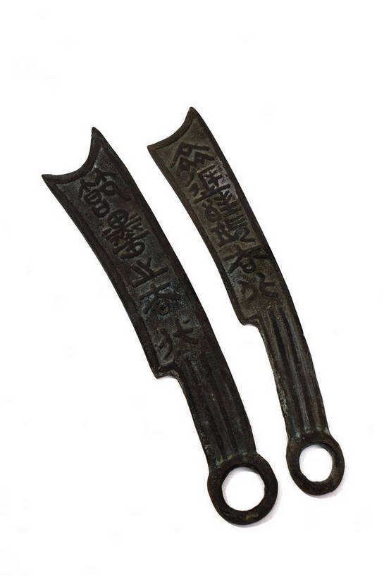 竖图,彩色,静物,中国,雕刻,钱币,图片,文化遗产,艺术品,历史,文物,装饰品,古代,两个,摄影,古董,中国文化,东亚,青铜器,古远,古代文明,美术工艺,硬币,影棚拍摄,传统文化,刀币,bj174