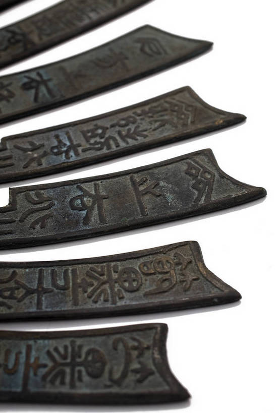 竖图,彩色,静物,中国,许多,雕刻,钱币,图片,文化遗产,艺术品,很多,历史,文物,装饰品,古代,多个,摄影,古董,中国文化,东亚,青铜器,古远,古代文明,美术工艺,硬币,影棚拍摄,传统文化,刀币,bj174