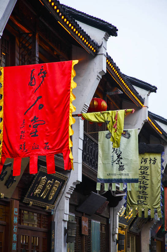 竖图,彩色,室外,特写,白天,旅游,度假,名胜古迹,标志建筑,地标,建筑,中国,亚洲,遗迹,彩旗,图片,建筑群,古典,古迹,文物,娱乐,建设,古建筑,浙江,浙江省,老街,享受,休闲,旅游胜地,放松,摄影,杭州,中国文化,古文明,东亚,杭州市,中华人民共和国,华东地区,省会,浙,旗,旅行,传统文化,上城区,清荷坊,bj174