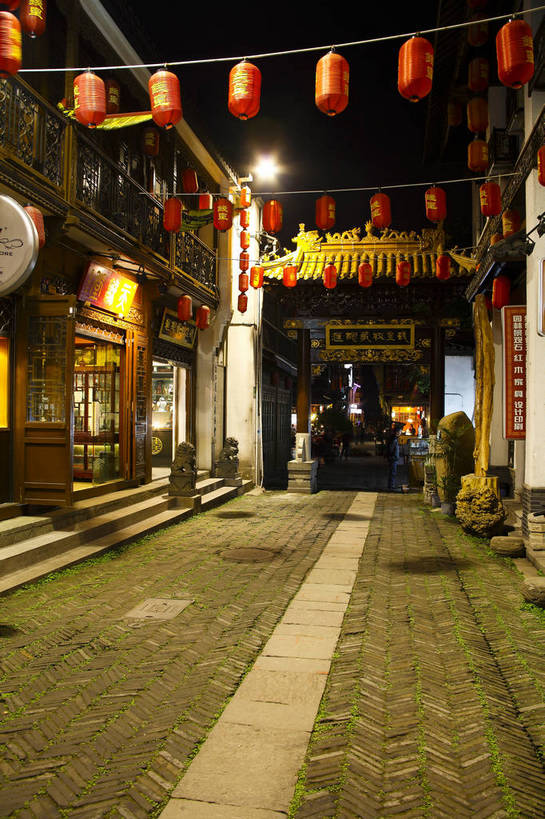 竖图,彩色,室外,旅游,度假,美景,名胜古迹,标志建筑,道路,地标,建筑,街道,路,夜景,公路,中国,亚洲,遗迹,彩旗,灯笼,图片,景观,建筑群,灯光,交通,古典,古迹,文物,娱乐,建设,古建筑,浙江,浙江省,老街,享受,休闲,旅游胜地,景色,放松,摄影,杭州,中国文化,古文明,东亚,杭州市,中华人民共和国,华东地区,省会,浙,灯火辉煌,旗,马路,旅行,传统文化,上城区,清荷坊,bj174