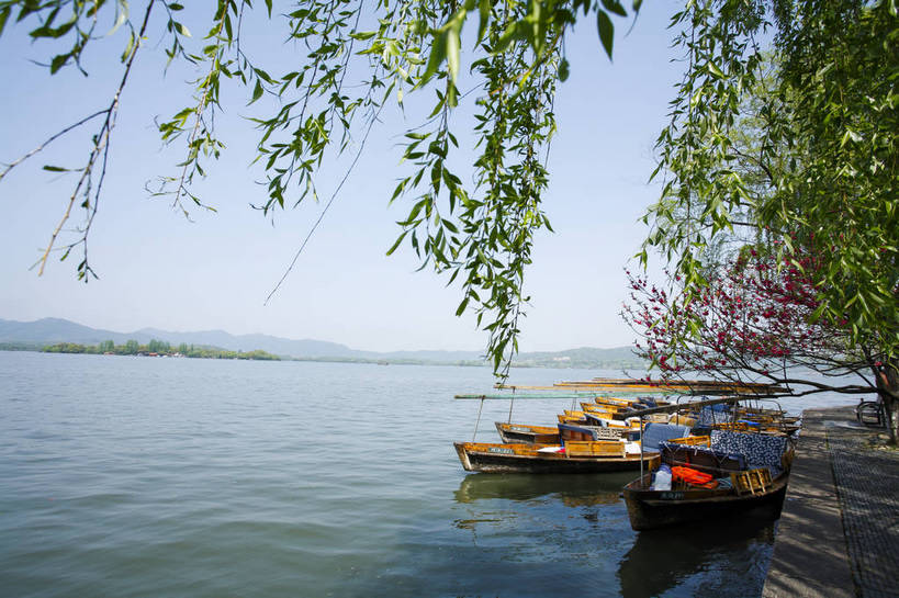 横图,彩色,室外,白天,旅游,度假,名胜古迹,标志建筑,地标,建筑,桃花,西湖,中国,遗迹,图片,古迹,文物,娱乐,建设,古建筑,浙江,游船,树木,桃树,湖水,春季,春天,享受,休闲,旅游胜地,放松,摄影,杭州,自然风光,古文明,东亚,苏堤,旅行,苏堤春晓,bj174