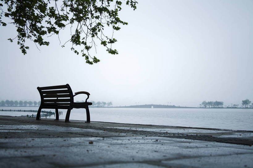 横图,彩色,室外,白天,旅游,度假,名胜古迹,标志建筑,地标,建筑,椅子,西湖,中国,遗迹,图片,岸边,清晨,古迹,文物,娱乐,建设,古建筑,石桥,浙江,树木,湖水,春季,春天,享受,休闲,旅游胜地,放松,摄影,杭州,自然风光,古文明,东亚,旅行,bj174