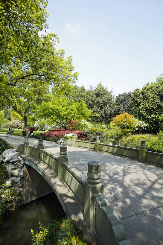 公园,竖图,彩色,室外,白天,旅游,度假,名胜古迹,树林,标志建筑,地标,建筑,中国,遗迹,花坛,图片,桥,古迹,文物,娱乐,建设,古建筑,石桥,浙江,树木,享受,休闲,旅游胜地,放松,摄影,园林,杭州,古文明,东亚,旅行,bj174
