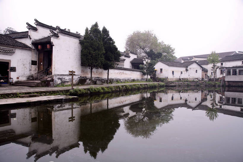 横图,彩色,室外,白天,旅游,度假,名胜古迹,标志建筑,地标,建筑,中国,亚洲,遗迹,图片,池塘,建筑群,古典,古迹,文物,娱乐,建设,古建筑,浙江,民居,树木,古镇,浙江省,享受,休闲,旅游胜地,放松,摄影,古文明,东亚,中华人民共和国,华东地区,浙,金华,金华市,旅行,诸葛村,兰谿市,兰溪市,bj174