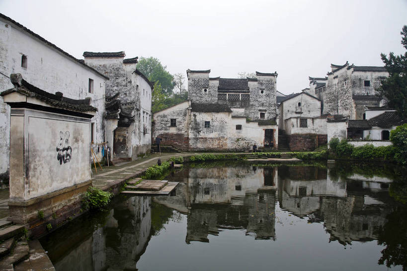 横图,彩色,室外,白天,旅游,度假,名胜古迹,标志建筑,地标,建筑,中国,亚洲,遗迹,图片,池塘,建筑群,古典,古迹,文物,娱乐,建设,古建筑,浙江,民居,树木,古镇,浙江省,享受,休闲,旅游胜地,放松,摄影,古文明,东亚,中华人民共和国,华东地区,浙,金华,金华市,旅行,诸葛村,兰谿市,兰溪市,bj174