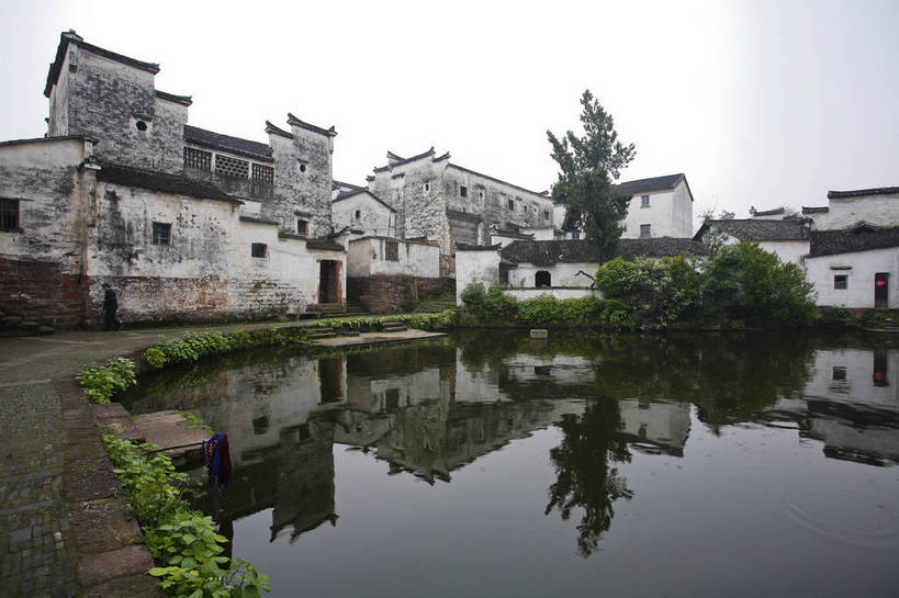 横图,彩色,室外,白天,旅游,度假,名胜古迹,标志建筑,地标,建筑,中国,亚洲,遗迹,图片,池塘,建筑群,古典,古迹,文物,娱乐,建设,古建筑,浙江,民居,树木,古镇,浙江省,享受,休闲,旅游胜地,放松,摄影,古文明,东亚,中华人民共和国,华东地区,浙,金华,金华市,旅行,诸葛村,兰谿市,兰溪市,bj174