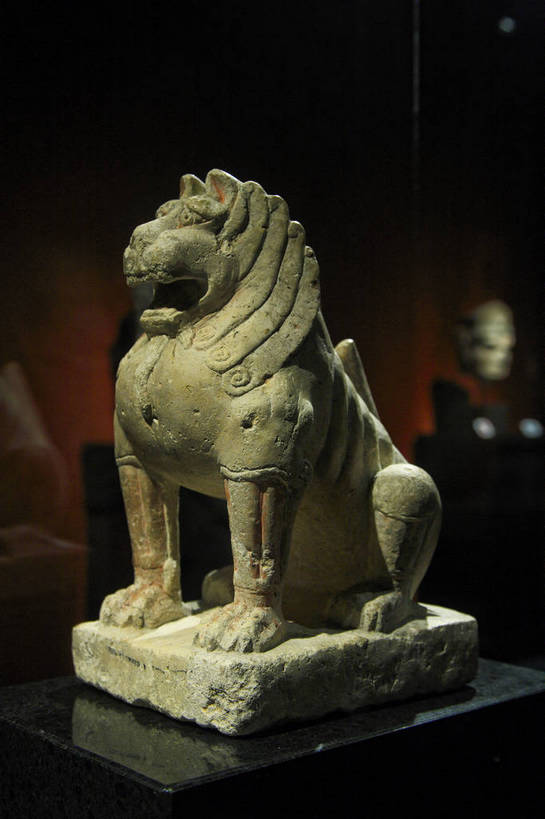 竖图,彩色,室内,特写,白天,旅游,度假,名胜古迹,标志建筑,地标,建筑,野生动物,狮子,雕塑,中国,遗迹,艺术,装饰,雕刻,雕像,图片,古迹,文物,娱乐,建设,古建筑,石雕,动物,工艺品,享受,休闲,旅游胜地,放松,摄影,宗教,纪念,石像,美术,恐怖,中国文化,主题,奇特,凶猛,陈列,古文明,东亚,功能,美学,残暴,凶残,传统文化,陪葬,冥器,器物,镇墓兽,bj174