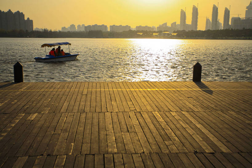 公园,横图,彩色,室外,白天,旅游,度假,湖,名胜古迹,太阳,标志建筑,地标,建筑,上海,中国,遗迹,图片,古迹,文物,娱乐,建设,古建筑,游船,湖水,享受,休闲,旅游胜地,放松,摄影,世纪公园,参观,古文明,东亚,旅行,游览,bj174