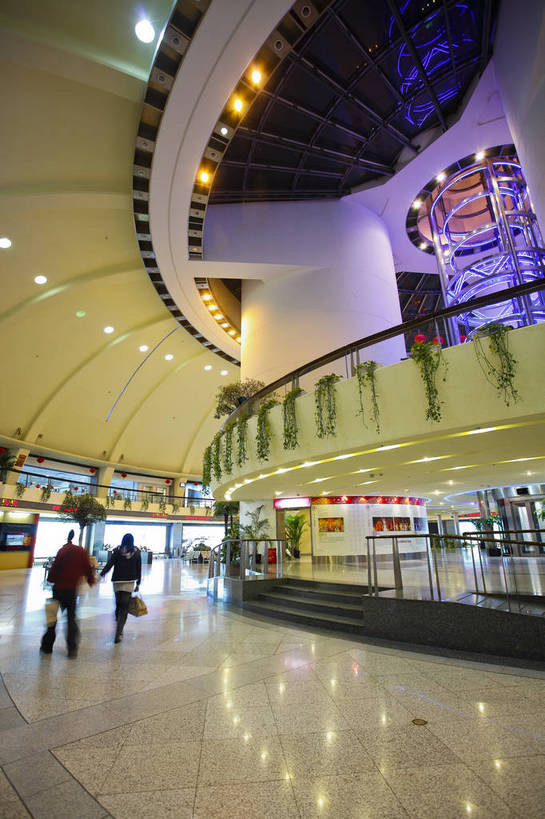 竖图,彩色,室内,白天,旅游,度假,名胜古迹,城市风光,标志建筑,地标,建筑,上海,中国,遗迹,图片,景观,古迹,文物,娱乐,建设,古建筑,大堂,享受,休闲,旅游胜地,放松,摄影,电视塔,古文明,东亚,东方明珠电视塔,灯火辉煌,旅行,bj174