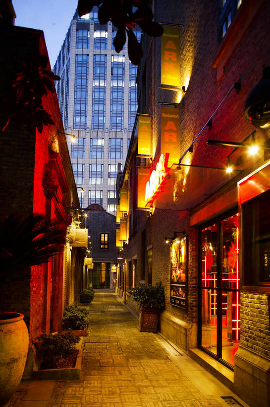 酒吧,竖图,彩色,室外,旅游,度假,美景,名胜古迹,标志建筑,道路,地标,建筑,街道,路,夜景,公路,上海,中国,遗迹,图片,景观,建筑群,灯光,交通,古典,古迹,文物,娱乐,建设,古建筑,商业街,老建筑,石库门,享受,休闲,旅游胜地,景色,放松,摄影,新天地,古文明,东亚,灯火辉煌,马路,旅行,酒吧间,酒馆,bj174