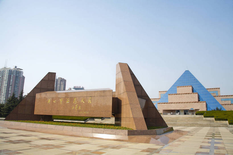 广场,横图,彩色,室外,白天,旅游,度假,名胜古迹,标志建筑,地标,建筑,上海,中国,遗迹,图片,纪念碑,古迹,文物,娱乐,建设,古建筑,现代建筑,享受,休闲,旅游胜地,放松,摄影,纪念,纪念堂,古文明,东亚,龙华烈士陵园,陵园,旅行,bj174