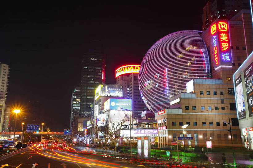 横图,彩色,室外,旅游,度假,美景,名胜古迹,标志建筑,道路,地标,建筑,街道,路,霓虹灯,夜景,公路,上海,中国,遗迹,图片,景观,灯光,交通,球状,古迹,文物,娱乐,建设,古建筑,现代建筑,商业街,享受,休闲,旅游胜地,景色,放松,摄影,徐家汇,古文明,东亚,美罗城,灯火辉煌,马路,旅行,bj174