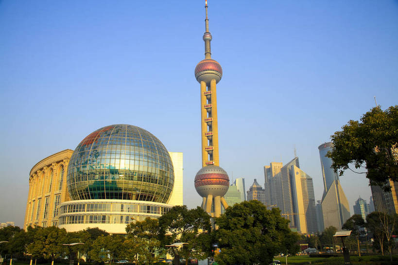 横图,彩色,室外,白天,旅游,度假,商务,名胜古迹,城市风光,标志建筑,大厦,地标,建筑,上海,中国,遗迹,图片,都市,古迹,文物,娱乐,建设,古建筑,浦东,现代建筑,树木,地标建筑,享受,休闲,旅游胜地,放松,金融,摄影,经济,贸易,陆家嘴,古文明,东亚,东方明珠电视塔,上海国际会议中心,金融区,商业,bj174