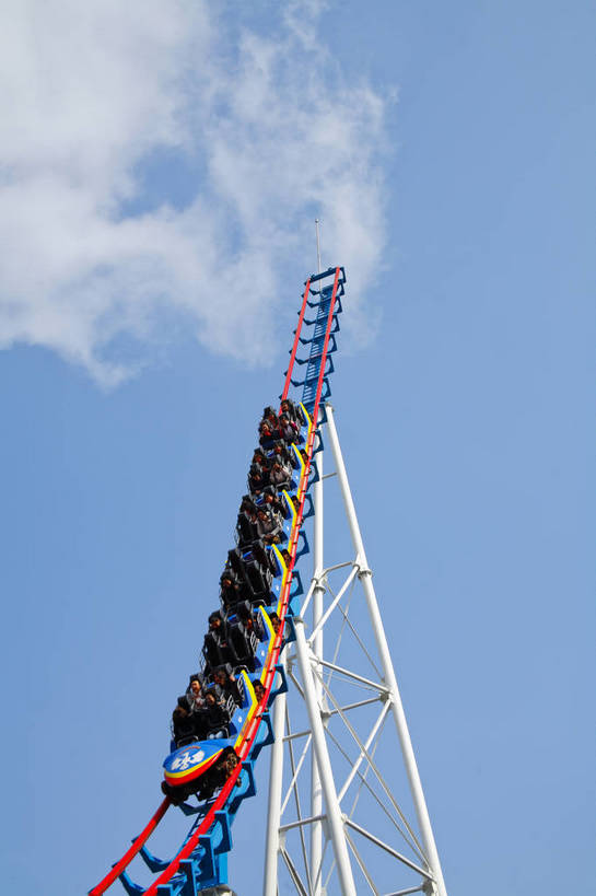 竖图,彩色,室外,特写,白天,仰视,旅游,度假,名胜古迹,标志建筑,地标,建筑,游乐场,上海,中国,遗迹,图片,轨道,古迹,文物,娱乐,建设,古建筑,车,过山车,娱乐设施,享受,休闲,旅游胜地,放松,摄影,锦江乐园,古文明,东亚,旅行,bj174