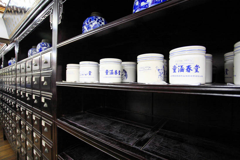 商店,横图,彩色,室内,白天,上海,中国,亚洲,风俗,图片,商铺,传统,中药,药店,精神,摄影,药房,药铺,申,中国文化,药柜,古典风格,中药房,中医,黄浦区,东亚,上海市,中华人民共和国,沪,华东地区,童涵春堂,市肆,商号,制度,店铺,传统文化,bj174