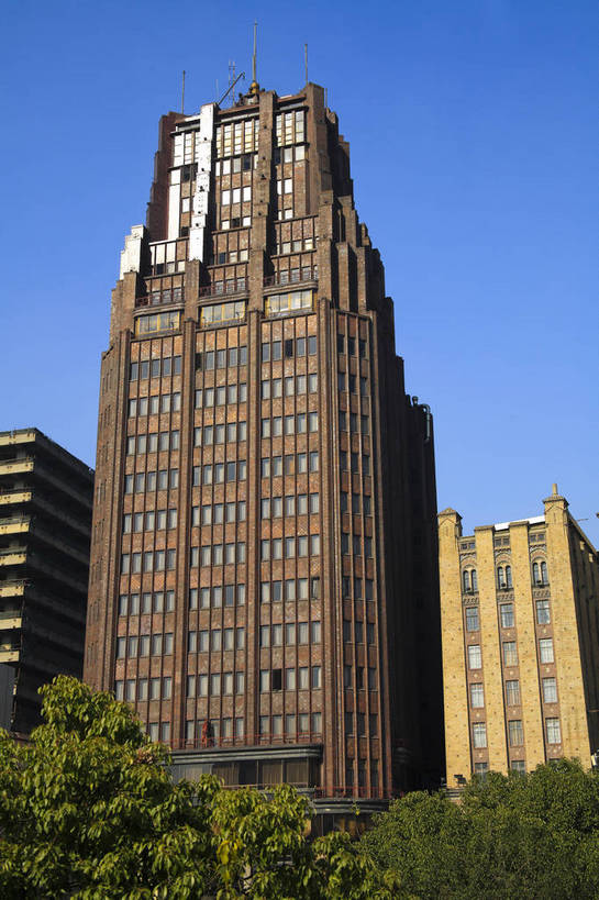 竖图,彩色,室外,白天,旅游,度假,办公楼,名胜古迹,标志建筑,地标,建筑,上海,中国,遗迹,图片,古迹,文物,娱乐,建设,古建筑,现代建筑,地标建筑,享受,休闲,旅游胜地,摩天大厦,放松,摄影,国际饭店,古文明,东亚,旅行,bj174