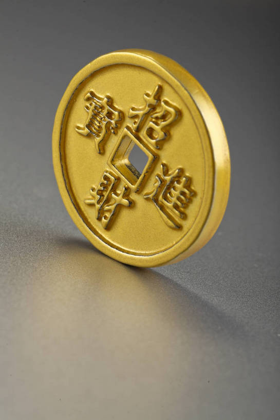 竖图,彩色,背景,钱,静物,中国,图片,艺术品,装饰品,一个,金色,财富,摄影,单个,铜板,中国文化,东亚,铜钱,美术工艺,货币,硬币,影棚拍摄,传统文化,bj174