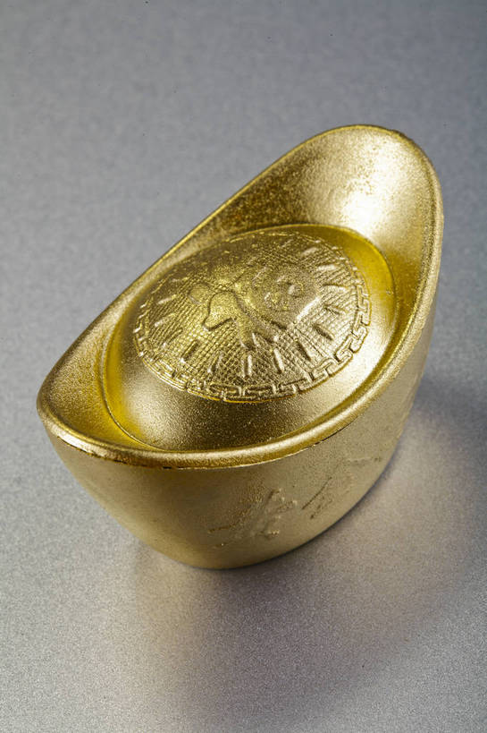 竖图,彩色,背景,钱,静物,中国,图片,艺术品,装饰品,一个,金色,财富,摄影,金元宝,单个,中国文化,东亚,美术工艺,影棚拍摄,元宝,传统文化,bj174