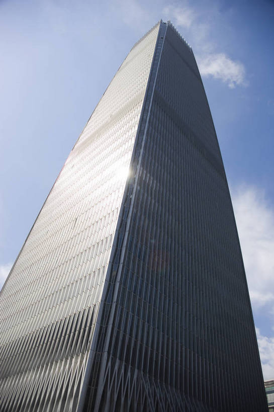 竖图,彩色,室外,特写,白天,仰视,旅游,度假,名胜古迹,标志建筑,地标,建筑,北京,中国,亚洲,遗迹,图片,景观,首都,古迹,文物,娱乐,建设,古建筑,现代建筑,地标建筑,享受,休闲,旅游胜地,摩天大厦,商务楼,放松,竖,摄影,古文明,东亚,中华人民共和国,北京市,京,北平,华北地区,旅行,北京CBD,北京商务中心区,中国北京大北窑,国贸,中国国际贸易中心,中国国贸,国贸三期,中国国际贸易中心第三期,bj174