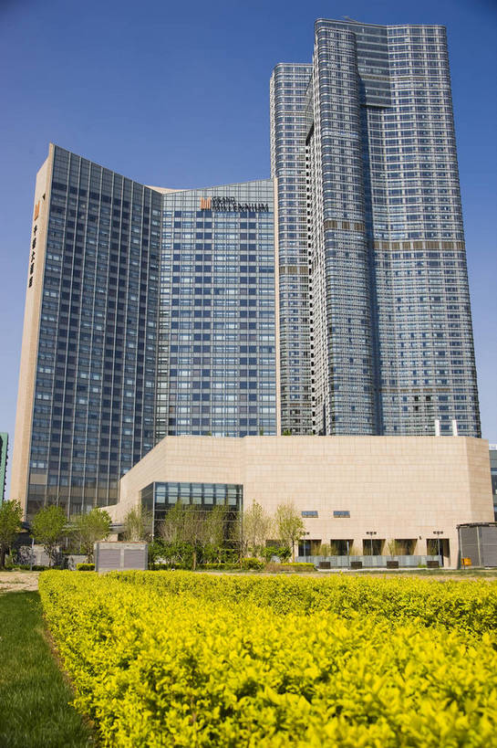 竖图,彩色,室外,特写,白天,仰视,旅游,度假,美景,名胜古迹,标志建筑,道路,地标,建筑,街道,路,公路,北京,中国,亚洲,遗迹,图片,景观,交通,首都,古迹,文物,娱乐,建设,古建筑,现代建筑,地标建筑,享受,休闲,旅游胜地,摩天大厦,商务楼,景色,放松,竖,摄影,古文明,东亚,中华人民共和国,北京市,京,北平,华北地区,朝阳区,马路,旅行,北京CBD,北京商务中心区,中国北京大北窑,嘉里中心,东三环,北京千禧大酒店,千禧大酒店,光华路,富尔大厦,bj174