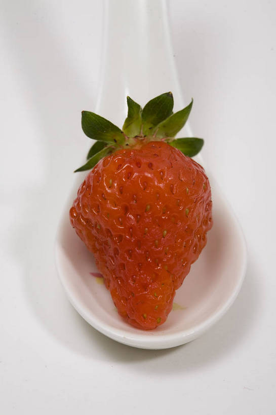 竖图,彩色,特写,白天,草莓,静物,水果,中国,亚洲,图片,勺子,食品,一个,红色,调羹,汤匙,竖,摄影,东亚,影棚拍摄,羹匙,bj174