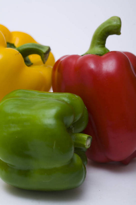 竖图,彩色,特写,白天,辣椒,蔬菜,静物,中国,亚洲,图片,食品,食物,排列,三个,竖,摄影,彩椒,东亚,辣角,红海椒,大椒,辣虎,广椒,甜椒,柿子椒,辣子,海椒,番椒,灯笼椒,影棚拍摄,bj174