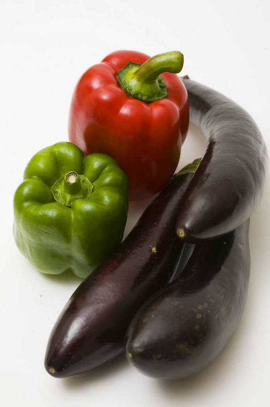 竖图,彩色,特写,白天,辣椒,茄子,蔬菜,静物,中国,亚洲,图片,食品,食物,排列,多个,竖,摄影,彩椒,东亚,辣角,红海椒,大椒,辣虎,广椒,甜椒,柿子椒,辣子,海椒,番椒,灯笼椒,影棚拍摄,bj174