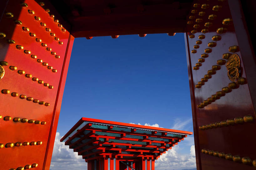 宫殿,横图,彩色,室外,白天,旅游,度假,名胜古迹,门,标志建筑,地标,建筑,上海,中国,亚洲,遗迹,图片,大门,云朵,合成,古迹,文物,娱乐,建设,古建筑,现代建筑,红色,白云,蓝天,天空,门框,地标建筑,享受,休闲,上海世博馆,世博馆,上海世博会,世博,世博会,旅游胜地,放松,摄影,宫廷,中国文化,特效,展览馆,中国馆,古文明,东亚,东方之冠,王宫,旅行,皇宫,bj174