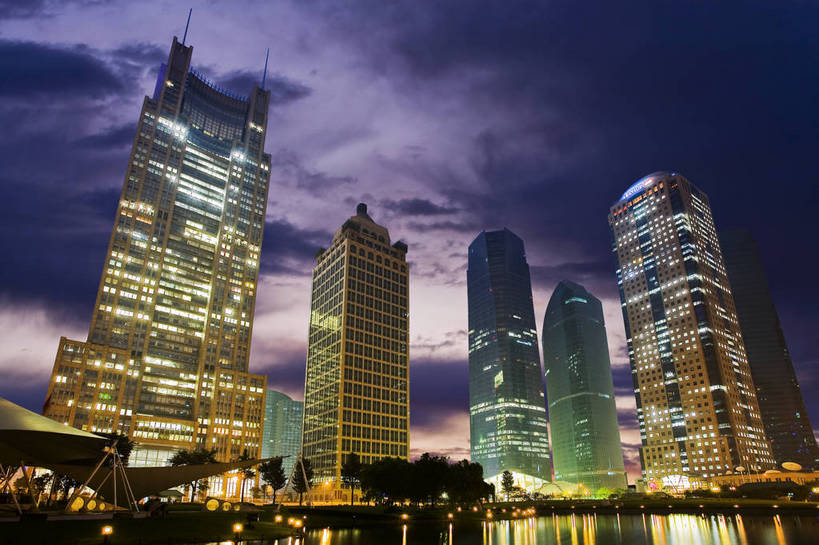 横图,彩色,室外,旅游,度假,商务,名胜古迹,城市风光,标志建筑,地标,建筑,夜景,上海,中国,亚洲,遗迹,景观,灯光,合成,古迹,文物,娱乐,建设,古建筑,浦东,天空,地标建筑,享受,休闲,旅游胜地,摩天大厦,彩云,放松,金融,摄影,经济,特效,贸易,陆家嘴,古文明,东亚,灯火辉煌,金融区,旅行,商业,bj174