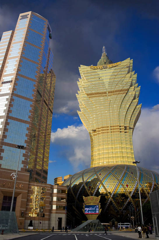 竖图,彩色,室外,特写,白天,仰视,旅游,度假,商务,名胜古迹,标志建筑,大厦,地标,建筑,澳门,中国,亚洲,遗迹,图片,景观,合成,古迹,文物,娱乐,建设,古建筑,现代建筑,白云,蓝天,天空,地标建筑,享受,休闲,旅游胜地,商务楼,放松,金融,摄影,经济,特效,贸易,中国银行,古文明,东亚,港澳台,中华人民共和国,澳门特别行政区,澳,金融区,旅行,商业,澳门新葡京酒店,新葡京酒店,bj174