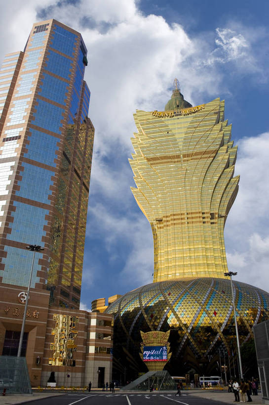 竖图,彩色,室外,特写,白天,仰视,旅游,度假,商务,名胜古迹,标志建筑,大厦,地标,建筑,澳门,中国,亚洲,遗迹,图片,景观,合成,古迹,文物,娱乐,建设,古建筑,现代建筑,白云,蓝天,天空,地标建筑,享受,休闲,旅游胜地,商务楼,放松,金融,摄影,经济,特效,贸易,中国银行,古文明,东亚,港澳台,中华人民共和国,澳门特别行政区,澳,金融区,旅行,商业,澳门新葡京酒店,新葡京酒店,bj174