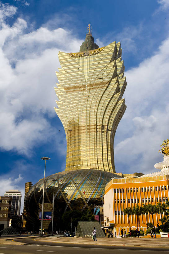 竖图,彩色,室外,特写,白天,仰视,旅游,度假,商务,名胜古迹,标志建筑,大厦,地标,建筑,澳门,中国,亚洲,遗迹,图片,景观,合成,古迹,文物,娱乐,建设,古建筑,现代建筑,白云,蓝天,天空,地标建筑,享受,休闲,旅游胜地,商务楼,放松,金融,摄影,经济,特效,贸易,古文明,东亚,港澳台,中华人民共和国,澳门特别行政区,澳,金融区,旅行,商业,澳门新葡京酒店,新葡京酒店,bj174