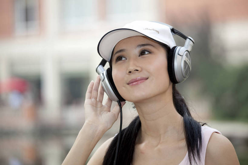 东方人,两个人,横图,彩色,室外,白天,度假,陶醉,草地,中国,亚洲,图片,耳麦,听音乐,休闲,美女,摄影,生活方式,情人,美好,东亚,中华人民共和国,女人,女性,亚洲人,中国人,年轻人,情侣,半身,高兴,愉快,bj174