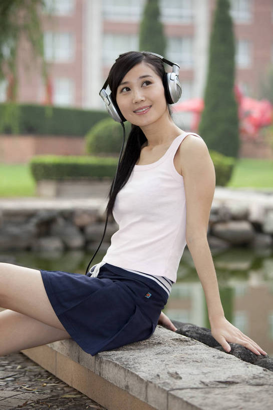 东方人,两个人,竖图,彩色,室外,白天,度假,陶醉,草地,中国,亚洲,图片,耳麦,听音乐,休闲,美女,摄影,生活方式,情人,美好,东亚,中华人民共和国,女人,女性,亚洲人,中国人,年轻人,情侣,全身,高兴,愉快,bj174