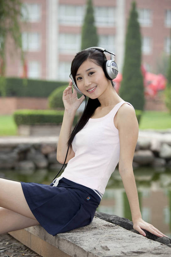 东方人,两个人,竖图,彩色,室外,白天,度假,陶醉,草地,中国,亚洲,图片,耳麦,听音乐,休闲,美女,摄影,生活方式,情人,美好,东亚,中华人民共和国,女人,女性,亚洲人,中国人,年轻人,情侣,全身,高兴,愉快,bj174