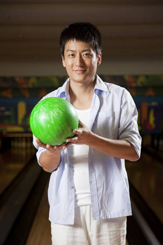 东方人,一个人,竖图,彩色,室内,白天,度假,运动,保龄球,中国,亚洲,图片,打球,站着,休闲,摄影,生活方式,美好,球馆,东亚,中华人民共和国,男人,男性,亚洲人,中国人,年轻人,全身,高兴,愉快,bj174