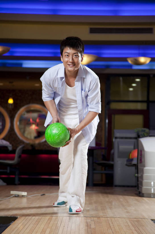 东方人,一个人,竖图,彩色,室内,白天,度假,运动,保龄球,中国,亚洲,图片,打球,站着,休闲,摄影,生活方式,美好,球馆,东亚,中华人民共和国,男人,男性,亚洲人,中国人,年轻人,全身,高兴,愉快,bj174