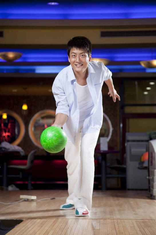 东方人,一个人,竖图,彩色,室内,白天,度假,运动,保龄球,中国,亚洲,图片,打球,站着,休闲,摄影,生活方式,美好,球馆,东亚,中华人民共和国,男人,男性,亚洲人,中国人,年轻人,全身,高兴,愉快,bj174
