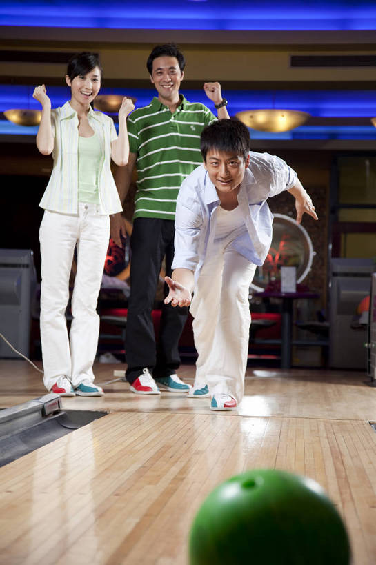 东方人,三个人,竖图,彩色,室内,白天,度假,运动,保龄球,中国,亚洲,图片,打球,站着,休闲,美女,摄影,生活方式,美好,球馆,东亚,中华人民共和国,男人,男性,女人,女性,亚洲人,中国人,年轻人,全身,高兴,愉快,bj174