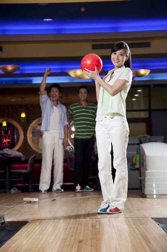 东方人,三个人,竖图,彩色,室内,白天,度假,运动,保龄球,中国,亚洲,图片,打球,站着,休闲,美女,摄影,生活方式,美好,球馆,东亚,中华人民共和国,男人,男性,女人,女性,亚洲人,中国人,年轻人,全身,高兴,愉快,bj174